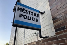 Po hostech házel kamínky, pak jednoho napadl. Agresora v Kralupech zpacifikoval strážník v civilu