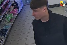 Poznáte mladíka na videu? Policisté ze Slánska po něm pátrají kvůli závažnému podvodu