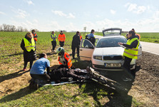 OBRAZEM: Studenti zdravotnické školy ve Lhotce u Mělníka zachraňovali tonoucí dítě i zraněného motorkáře OBRAZEM: Studenti zdravotnické školy ve Lhotce u Mělníka zachraňovali tonoucí dítě i zraněného motorkáře